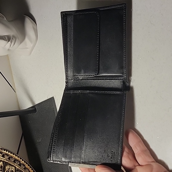 Authentic Men's Gucci bi-fold wallet - Picture 5 of 13